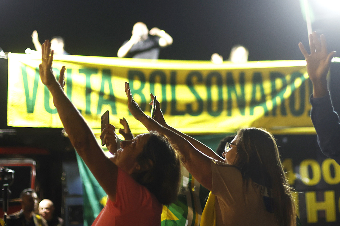 Simpatizantes del expresidente de Brasil Jair Bolsonaro participan en una vigilia de oración en apoyo al exmandatario. Foto: Antonio Lacerda / EFE.