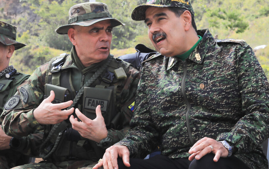 Imagen de archivo del exministro de Defensa de Venezuela, general Vladimir Padrino (izq), conversando con el entonces presidente de Venezuela, Nicolas Maduro, durante unos ejercicios militares. Foto: Palacio de Miraflores / EFE / Archivo.