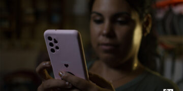 Una joven revisa su teléfono celular durante un apagón en La Habana. Foto: Otmaro Rodríguez.