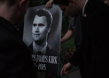Miembros del New York Young Republican Club sostienen un retrato de Charlie Kirk durante una vigilia por el activista conservador estadounidense y fundador de Turning Point USA, Charlie Kirk, en la ciudad de Nueva York, Estados Unidos, el 12 de septiembre de 2025. Kirk fue asesinado a tiros en el campus de una universidad de Utah, Estados Unidos, el 10 de septiembre de 2025. (Nueva York) EFE/EPA/OLGA FEDOROVA.