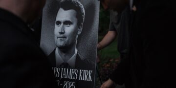 Miembros del New York Young Republican Club sostienen un retrato de Charlie Kirk durante una vigilia por el activista conservador estadounidense y fundador de Turning Point USA, Charlie Kirk, en la ciudad de Nueva York, Estados Unidos, el 12 de septiembre de 2025. Kirk fue asesinado a tiros en el campus de una universidad de Utah, Estados Unidos, el 10 de septiembre de 2025. (Nueva York) EFE/EPA/OLGA FEDOROVA.