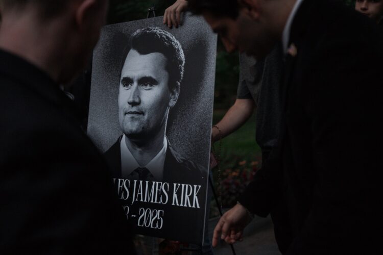 Miembros del New York Young Republican Club sostienen un retrato de Charlie Kirk durante una vigilia por el activista conservador estadounidense y fundador de Turning Point USA, Charlie Kirk, en la ciudad de Nueva York, Estados Unidos, el 12 de septiembre de 2025. Kirk fue asesinado a tiros en el campus de una universidad de Utah, Estados Unidos, el 10 de septiembre de 2025. (Nueva York) EFE/EPA/OLGA FEDOROVA.
