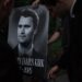 Miembros del New York Young Republican Club sostienen un retrato de Charlie Kirk durante una vigilia por el activista conservador estadounidense y fundador de Turning Point USA, Charlie Kirk, en la ciudad de Nueva York, Estados Unidos, el 12 de septiembre de 2025. Kirk fue asesinado a tiros en el campus de una universidad de Utah, Estados Unidos, el 10 de septiembre de 2025. (Nueva York) EFE/EPA/OLGA FEDOROVA.