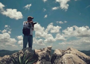 El creador de contenido cubano Wilker Cruz gestiona el proyecto digital "Holguin en fotos". Foto: Cortesía.