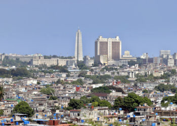 Un país de 9,7 millones de habitantes cuenta con más de 3,9 millones de viviendas, de las que el 37 % se encuentran en regular o mal estado técnico, de acuerdo con cifras oficiales. Foto: EFE/ Ernesto Mastrascusa.