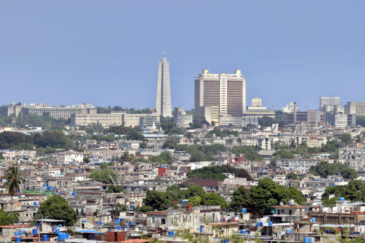 Un país de 9,7 millones de habitantes cuenta con más de 3,9 millones de viviendas, de las que el 37 % se encuentran en regular o mal estado técnico, de acuerdo con cifras oficiales. Foto: EFE/ Ernesto Mastrascusa.