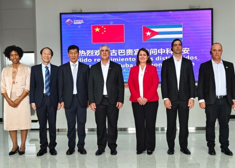 Funcionarios de Cuba y China, durante la visita a ese país del vice primer ministro cubano Eduardo Martínez Díaz (al centro). Foto: Tomada del perfil de X de BioCubaFarma.