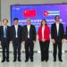 Funcionarios de Cuba y China, durante la visita a ese país del vice primer ministro cubano Eduardo Martínez Díaz (al centro). Foto: Tomada del perfil de X de BioCubaFarma.