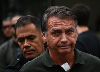 El expresidente de Brasil, Jair Bolsonaro, sale del hospital DF Star, en Brasilia, tras someterse a un procedimiento médico. Foto: Andre Borges / EFE.