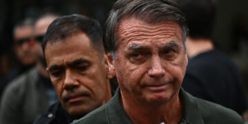El expresidente de Brasil, Jair Bolsonaro, sale del hospital DF Star, en Brasilia, tras someterse a un procedimiento médico. Foto: Andre Borges / EFE.