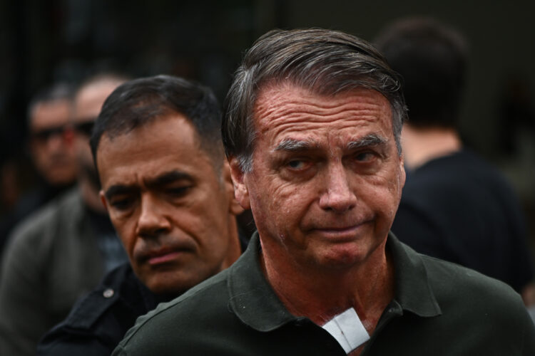 El expresidente de Brasil, Jair Bolsonaro, sale del hospital DF Star, en Brasilia, tras someterse a un procedimiento médico. Foto: Andre Borges / EFE.