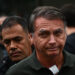 El expresidente de Brasil, Jair Bolsonaro, sale del hospital DF Star, en Brasilia, tras someterse a un procedimiento médico. Foto: Andre Borges / EFE.