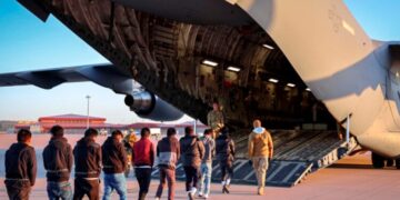 Inmigrantes entran en un vuelo militar para ser deportados. Foto: EFE.