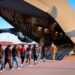 Inmigrantes entran en un vuelo militar para ser deportados. Foto: EFE.