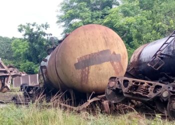 Tren de carga que transportaba miel se descarriló en Mayabeque el 1 de septiembre de 2025. Foto: Tomada del perfil de Facebook de Eduardo Rodríguez Dávila.