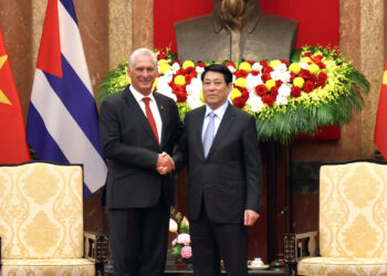 Fotografía cedida por la Presidencia de Cuba del presidente Miguel Díaz-Canel (i), junto a su homólogo de Vietnam, Luong Cuong, en Hanói. Foto: Alejandro Azcuy / Presidencia de Cuba / EFE.