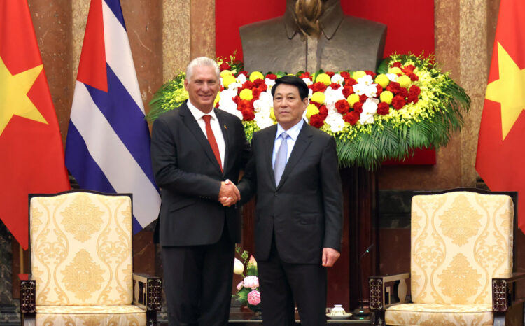 Fotografía cedida por la Presidencia de Cuba del presidente Miguel Díaz-Canel (i), junto a su homólogo de Vietnam, Luong Cuong, en Hanói. Foto: Alejandro Azcuy / Presidencia de Cuba / EFE.