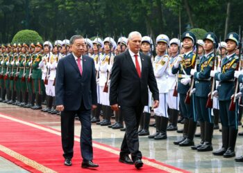El presidente Cuba, Miguel Díaz-Canel, y el primer secretario del Partido Comunista de Vietnam, To Lam, durante el recibimiento oficial del mandatario cubano en Hanói, el 1 de septiembre de 2025. Foto: Tomada del perfil en X de la Presidencia Cubana.