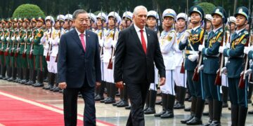 El presidente Cuba, Miguel Díaz-Canel, y el primer secretario del Partido Comunista de Vietnam, To Lam, durante el recibimiento oficial del mandatario cubano en Hanói, el 1 de septiembre de 2025. Foto: Tomada del perfil en X de la Presidencia Cubana.