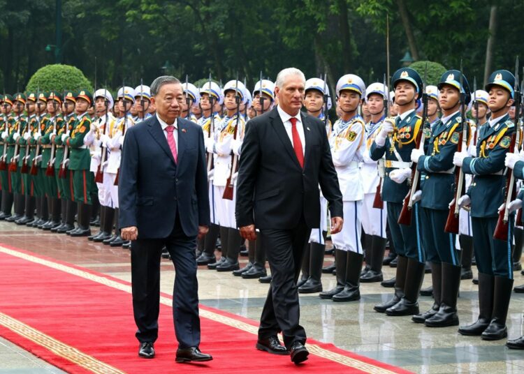 El presidente Cuba, Miguel Díaz-Canel, y el primer secretario del Partido Comunista de Vietnam, To Lam, durante el recibimiento oficial del mandatario cubano en Hanói, el 1 de septiembre de 2025. Foto: Tomada del perfil en X de la Presidencia Cubana.