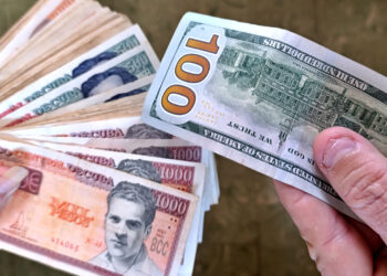 Fotografía que simula un cambia de dólares y pesos cubanos en el mercado informal de la isla. Foto: Ernesto Mastrascusa / EFE.