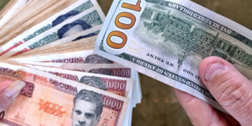 Fotografía que simula un cambia de dólares y pesos cubanos en el mercado informal de la isla. Foto: Ernesto Mastrascusa / EFE.