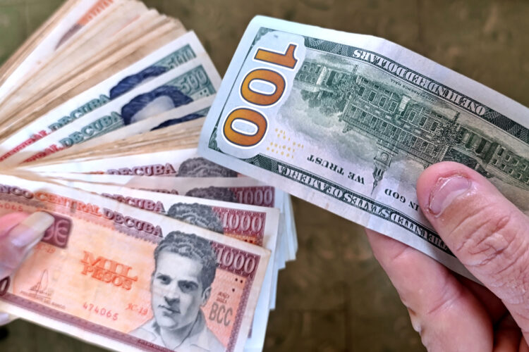 Fotografía que simula un cambia de dólares y pesos cubanos en el mercado informal de la isla. Foto: Ernesto Mastrascusa / EFE.