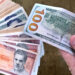 Fotografía que simula un cambia de dólares y pesos cubanos en el mercado informal de la isla. Foto: Ernesto Mastrascusa / EFE.