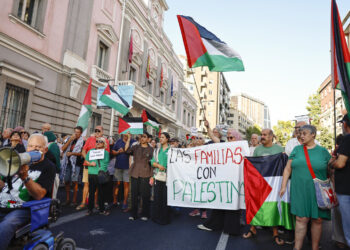 Cientos de personas participan en la manifestación de este jueves en Madrid para exigir a Israel el fin del genocidio en Gaza. Foto: Rodrigo Jiménez/EFE.