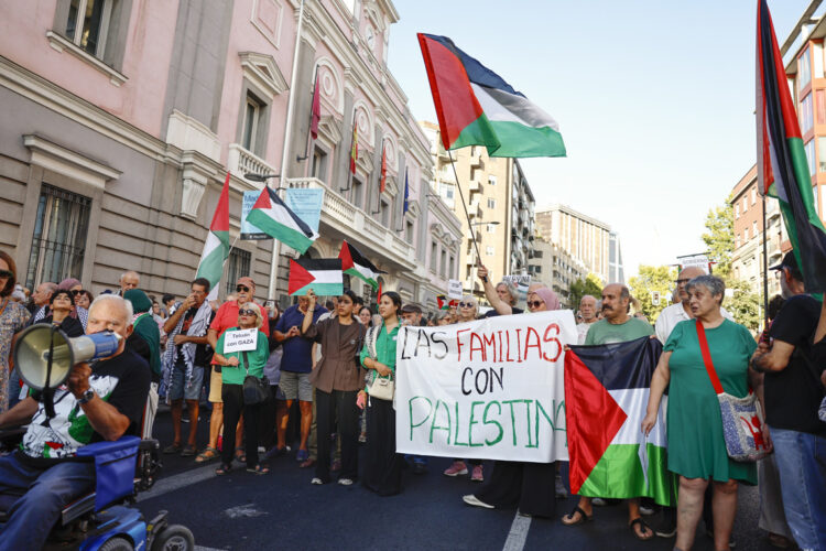 Cientos de personas participan en la manifestación de este jueves en Madrid para exigir a Israel el fin del genocidio en Gaza. Foto: Rodrigo Jiménez/EFE.