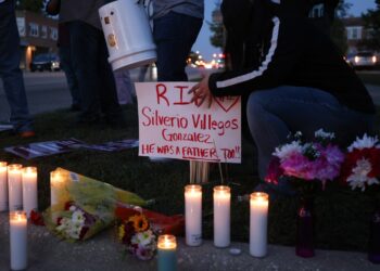 Una vigilia en el lugar donde murió el migrante mexicano Silverio  Villegas-Gonzalez. Foto: EFE/EPA/ABLE URIBE
