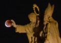 La "Luna de Sangre" sobre el centro de Praga este domingo, en República Checa. Foto: EFE/ Martin Divisek
