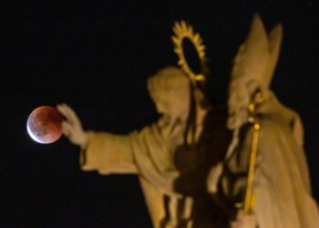 La "Luna de Sangre" sobre el centro de Praga este domingo, en República Checa. Foto: EFE/ Martin Divisek