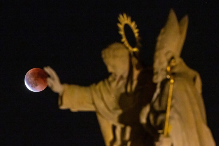 La "Luna de Sangre" sobre el centro de Praga este domingo, en República Checa. Foto: EFE/ Martin Divisek