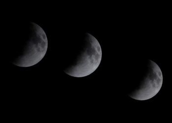 Foto de archivo de un eclipse de Luna hecha con exposición múltiple. Foto: Piyal Adhikary / EFE / EPA / Archivo.