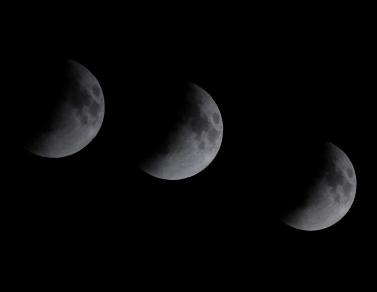 Foto de archivo de un eclipse de Luna hecha con exposición múltiple. Foto: Piyal Adhikary / EFE / EPA / Archivo.