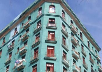 Edificio situado en en la intersección de las calles Industria y San Rafael, en Centro Habana, donde ocurrió un derrumbe parcial que dejó tres lesionados y obligó a evacuar a sus vecinos, el 16 de septiembre de 2025. Foto: Tomada del perfil de Facebook del Consejo de la Administración Municipal (CAM) de Centro Habana.