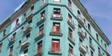 Edificio situado en en la intersección de las calles Industria y San Rafael, en Centro Habana, donde ocurrió un derrumbe parcial que dejó tres lesionados y obligó a evacuar a sus vecinos, el 16 de septiembre de 2025. Foto: Tomada del perfil de Facebook del Consejo de la Administración Municipal (CAM) de Centro Habana.