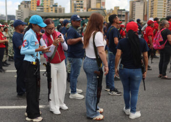 Personas sostiene armas durante un ejercicio militar este martes, en Caracas. Maduro evalúa declarar el "estado de conmoción exterior en todo el territorio nacional". Foto: Miguel Gutiérrez/EFE.