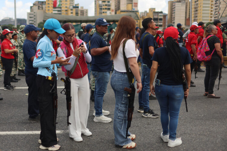 Personas sostiene armas durante un ejercicio militar este martes, en Caracas. Maduro evalúa declarar el "estado de conmoción exterior en todo el territorio nacional". Foto: Miguel Gutiérrez/EFE.