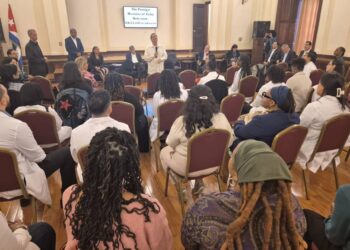 El canciller durante su encuentro con jóvenes que estudiaron medicina en Cuba. Foto: @BrunoRguezP.
