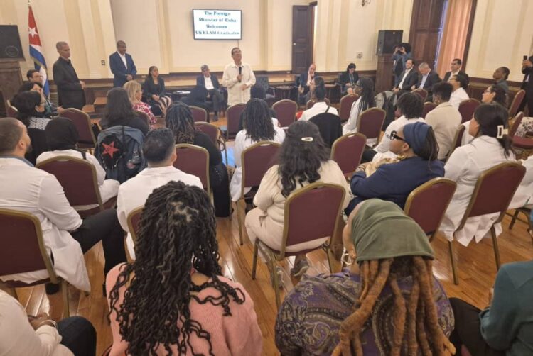 El canciller durante su encuentro con jóvenes que estudiaron medicina en Cuba. Foto: @BrunoRguezP.