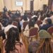 El canciller durante su encuentro con jóvenes que estudiaron medicina en Cuba. Foto: @BrunoRguezP.