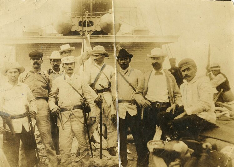 La Expedición del Three Friends desembarcó  al amanecer del día 8 de Septiembre de 1896. El grupo en la imagen está compuesto por los Generales Ruis Rivera, y Castillo Duany; Martí El Inglesito, Donato Soto y Villalón. La donante fue María Gómez Carbonell, educadora y fundadora de Cruzada Educativa Cubana, según la fuente, el perfil de Facebook Recorriendo la historia de Cuba.