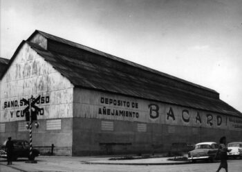 Vista panorámica de la nave de añejamiento ubicada en la intersección de Paseo Martí y Alameda Michaelsen. Década de 1950. Foto: Cortesía de Ángel Rotger.