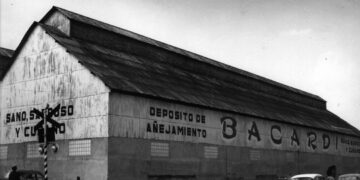 Vista panorámica de la nave de añejamiento ubicada en la intersección de Paseo Martí y Alameda Michaelsen. Década de 1950. Foto: Cortesía de Ángel Rotger.
