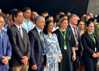Miembros de una delegación de la ciudad rusa de San Petersburgo, junto a funcionarios y especialistas cubanos. Foto: Tomada del perfil de Facebook de la Embajada de Rusia en Cuba.
