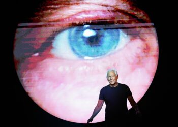Giorgio Armani saluda al público al final de la presentación de su colección durante la Semana de la Moda de Milán, el 15 de enero de 2024 (4 de septiembre de 2025). Foto: EFE/EPA/DANIEL DAL ZENNARO
