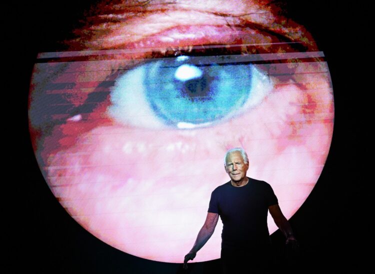 Giorgio Armani saluda al público al final de la presentación de su colección durante la Semana de la Moda de Milán, el 15 de enero de 2024 (4 de septiembre de 2025). Foto: EFE/EPA/DANIEL DAL ZENNARO