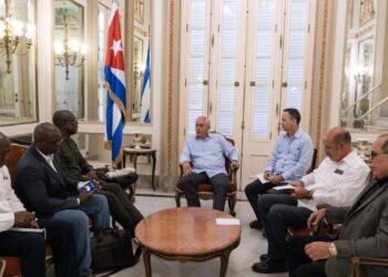 Encuentro ocurrido a mediados de este mes, en La Habana, entre el canciller granadino Joseph Andall, el ministro de Salud, Philip A. Telesford y Gerardo Peñalver, viceministro primero de Relaciones Exteriores. Foto: @GerardoPPortal